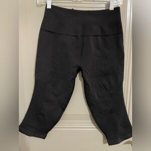 Lululemon Black In The Flow Crop Legging. Size 6